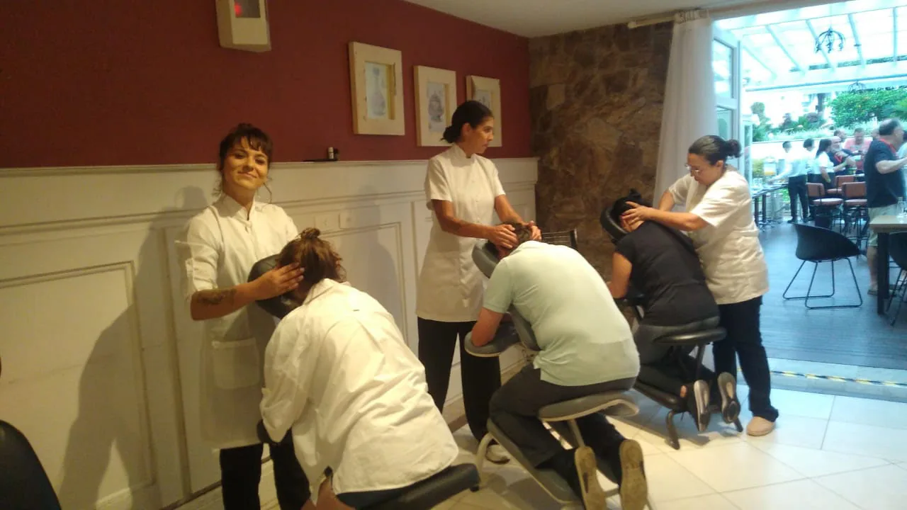 Equipe da Toque Essencial em atendimento de quick massage em Jurerê