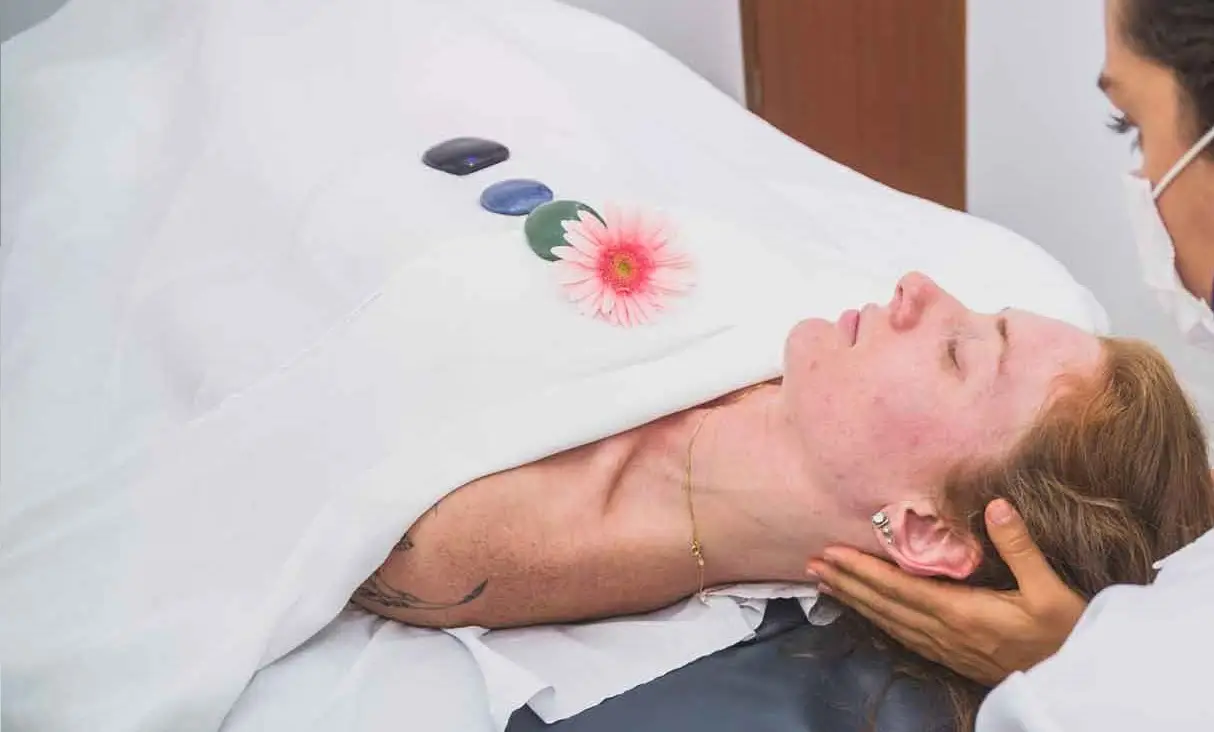 Sessão de massagem terapêutica na Toque Essencial