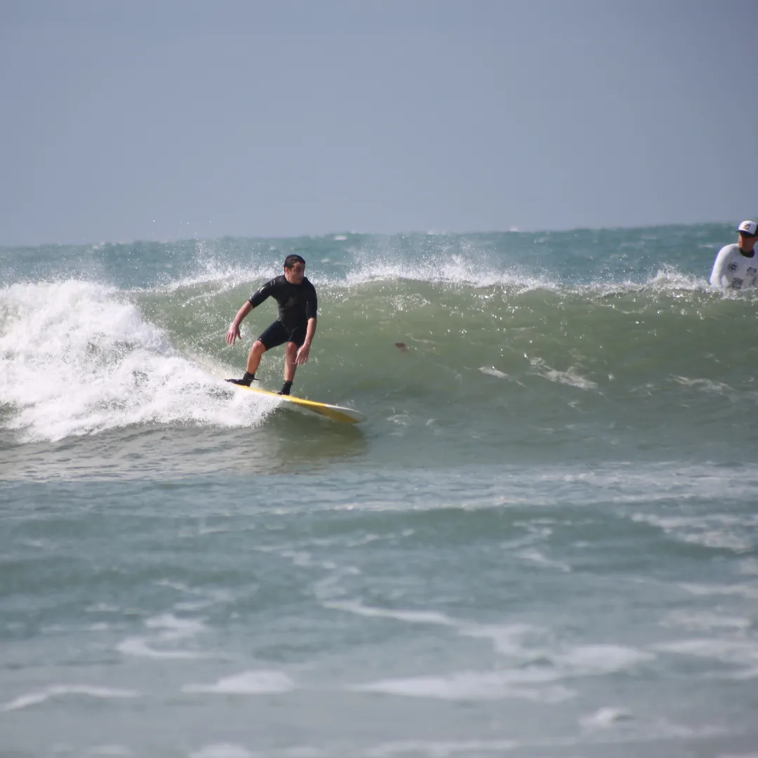 Fernando surfando em Florianópolis