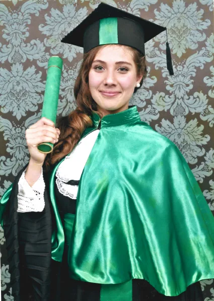 Luana Camargo segurando o canudo de formatura do SENAC